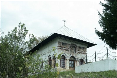 Lăcaşuri de cult din România; Biserica Naşterea Maicii Domnului- Colnicu; Biserica fostului schit Colnic; ; 1752; 1752; ; Biserică; ortodox; Orthodox; orthodoxe; MOŞTENI; FRÂNCEŞTI; Vâlcea; Protopopiatul Râmnicu Vâlcea; Episcopia Râmnicului; Mitropolia Olteniei; 