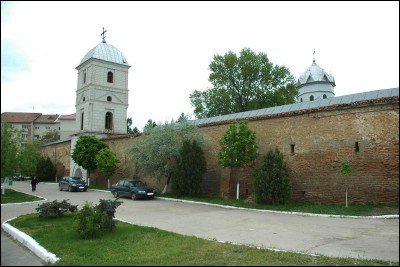 Lăcaşuri de cult din România; Mănăstirea Sfinţii Arhangheli Mihail şi Gavriil Slobozia; Mănăstirea Slobozia Veche, Mănăstirea Sf. Voievozi, Mănăstirea Slobozia lui Ianache; ; 1632-1654; 1632; 1654; Mănăstire; ortodox; Orthodox; orthodoxe; SLOBOZIA; ; Ialomiţa; Protoieria Slobozia; Episcopia Sloboziei şi Călăraşilor; Mitropolia Munteniei şi Dobrogei; 